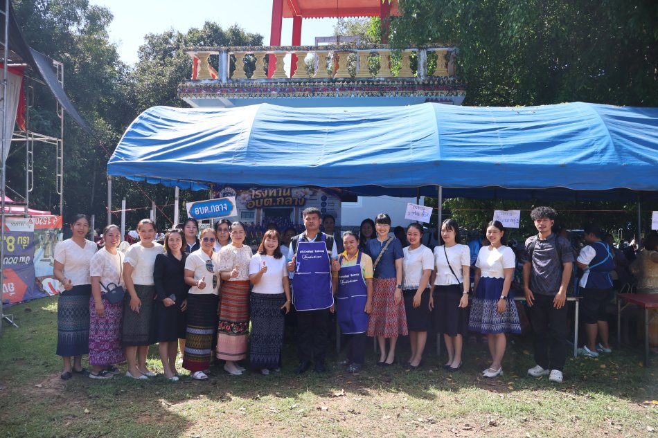 องค์การบริหารส่วนตำบลกลาง ร่วมทำบุญถวายสังฆทาน พร้อมจัดตั้งโรงทานก๋วยเตี๋ยว ณ วัดบ้านโนนคำกลาง (วัดป่าวิบูลย์ธรรมธาดา)